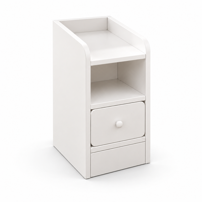 Table de chevet blanche étroite avec niche ouverte, tiroir à bouton rond et rebords arrondis sur fond blanc.