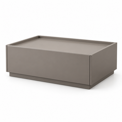 Table de chevet basse gris taupe, format 60 × 40 cm, avec large tiroir et plateau à rebords sur fond blanc.