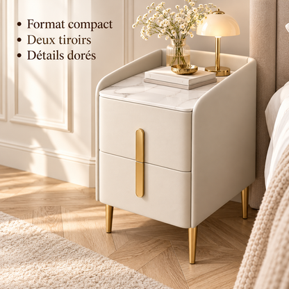 Table de chevet beige illustrant trois atouts : format compact, deux tiroirs et détails dorés.