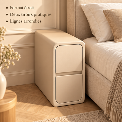 Table de chevet beige présentant trois atouts : format étroit, deux tiroirs pratiques et lignes arrondies
