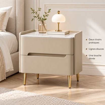 Table de chevet beige présentant trois atouts : deux tiroirs pratiques, lignes douces et touche dorée