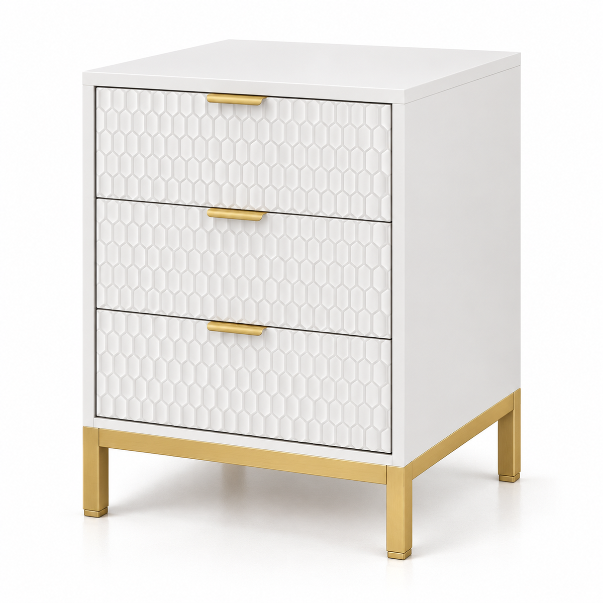Table de chevet blanche à trois tiroirs alvéolés, avec poignées et pieds dorés, sur fond blanc.