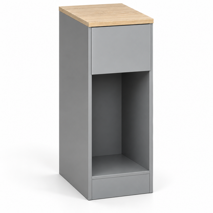 Table de chevet étroite grise avec plateau effet bois, tiroir et niche ouverte sur fond blanc