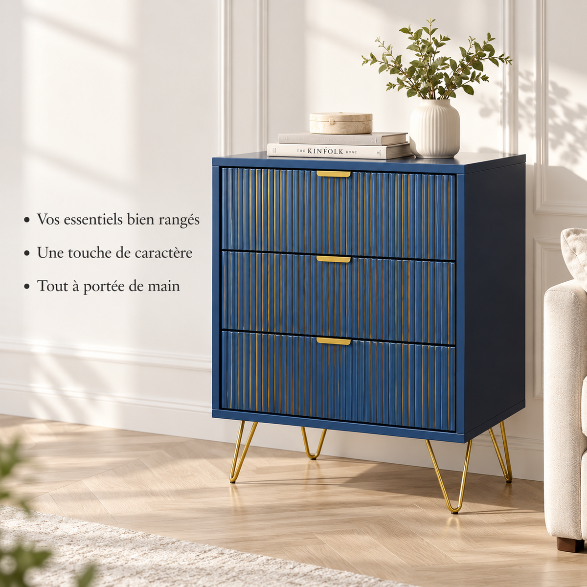Table de chevet bleu foncé présentant trois avantages : rangement des essentiels, caractère décoratif et objets accessibles.