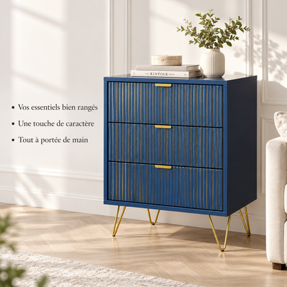 Table de chevet bleu foncé présentant trois avantages : rangement des essentiels, caractère décoratif et objets accessibles.