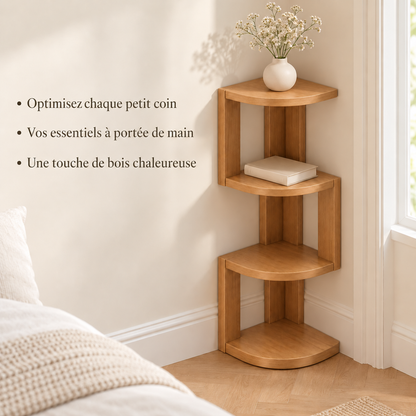 Chevet d’angle en bois clair à trois niveaux près d’un lit beige, avec un vase, un livre et un panier