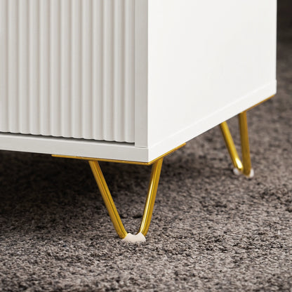 zoom sur les pieds dorés de la table de chevet blanche