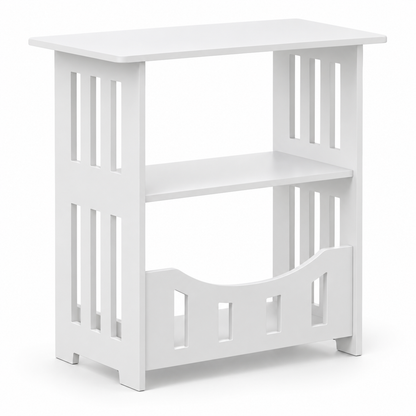 Table d’appoint blanche avec côtés ajourés, étagère centrale et rangement pour revues sur fond blanc.