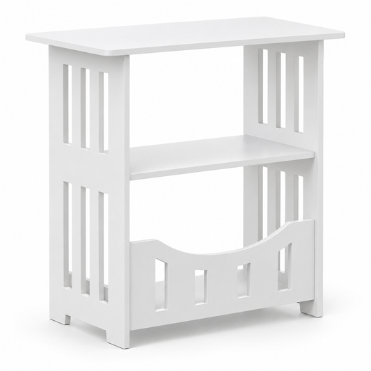 Table d’appoint blanche avec côtés ajourés, étagère centrale et rangement pour revues sur fond blanc.