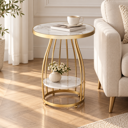 Table d’appoint dorée près d’un canapé écru dans un salon lumineux avec moulures et parquet clair