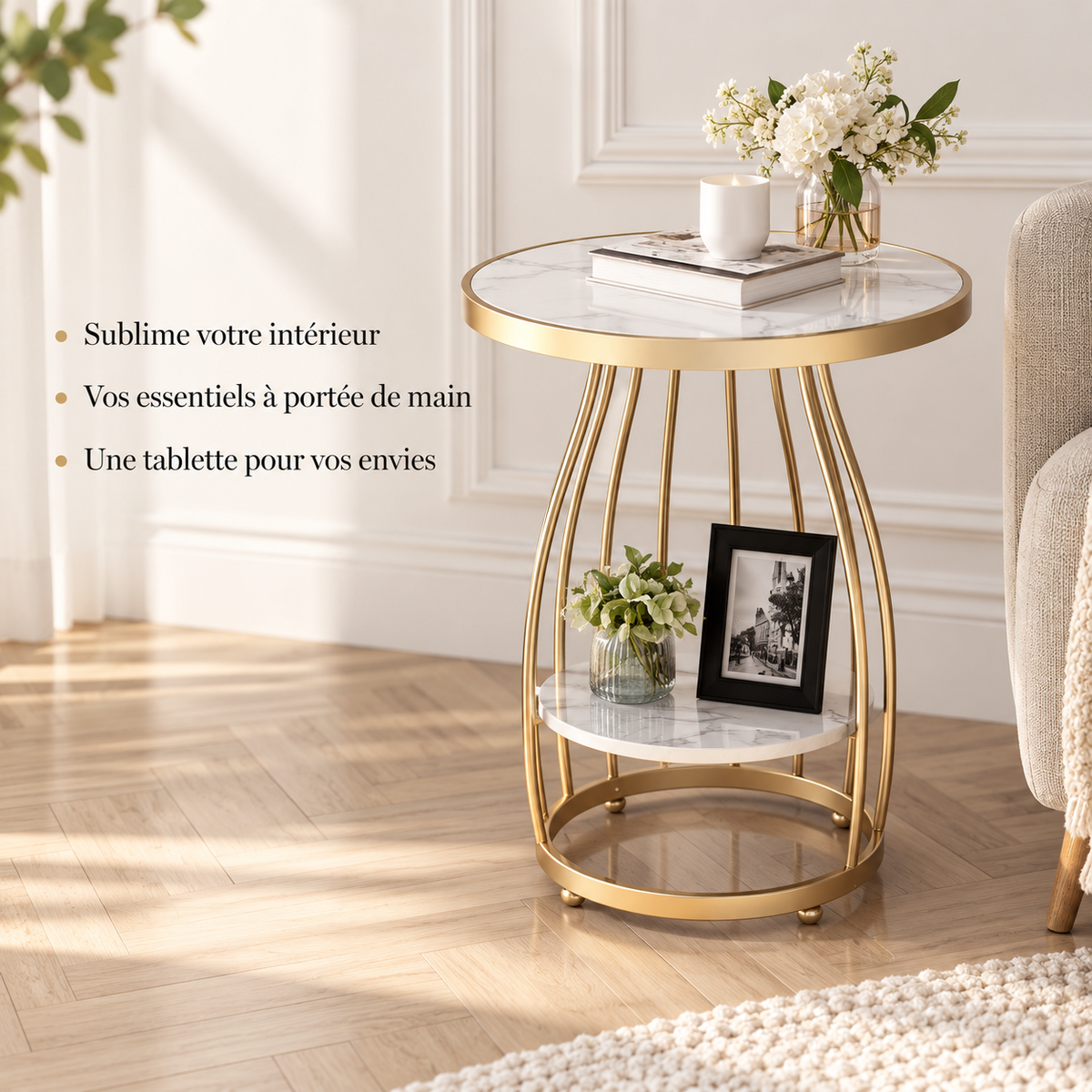 Table d’appoint dorée accompagnée de trois avantages sur son style et ses deux surfaces de rangement