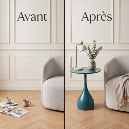 Une photo carrée de style magazine de décoration divisée verticalement en deux. Le côté gauche, labellisé 'Avant', montre un coin de salon avec un fauteuil moderne, des magazines en désordre sur le parquet en chevrons et un mur avec moulures. Le côté droit, labellisé 'Après', montre le même coin, mais avec la table d'appoint tulip-base bleu pétrole mise en place, décorée d'une lampe et d'un vase. Le fauteuil a un jeté, et l'espace est curated, fonctionnel et stylé. Éclairage doux sur les deux scènes.