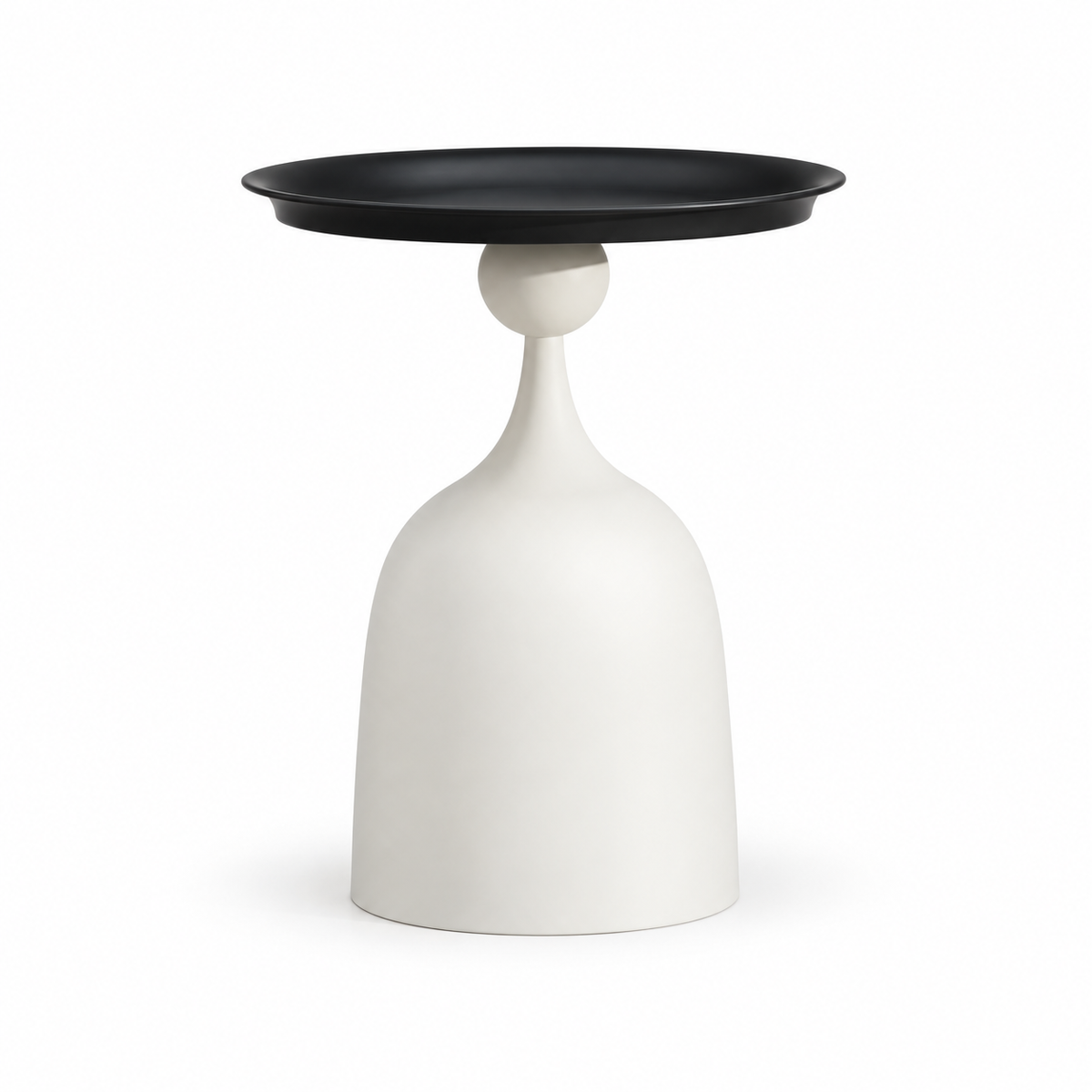 Table d’appoint basse blanche avec plateau noir et pied sculptural sur fond blanc
