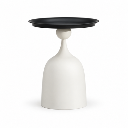 Table d’appoint basse blanche avec plateau noir et pied sculptural sur fond blanc