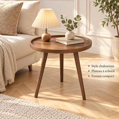 Table d’appoint en bois brun présentant son style chaleureux, son plateau à rebord et son format compact