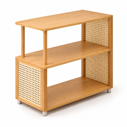 Table d’appoint en bois naturel et cannage utilisée près d’un lit