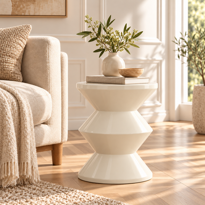 Table d'appoint crème brillante dans un salon moderne et lumineux