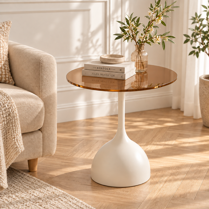Table d’appoint design blanche avec plateau en verre ambré dans un salon moderne