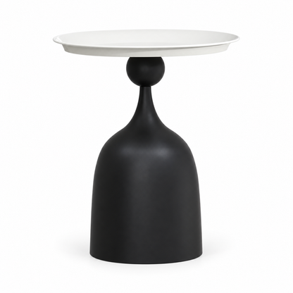 Table d’appoint design noire avec plateau blanc et pied sculptural sur fond blanc