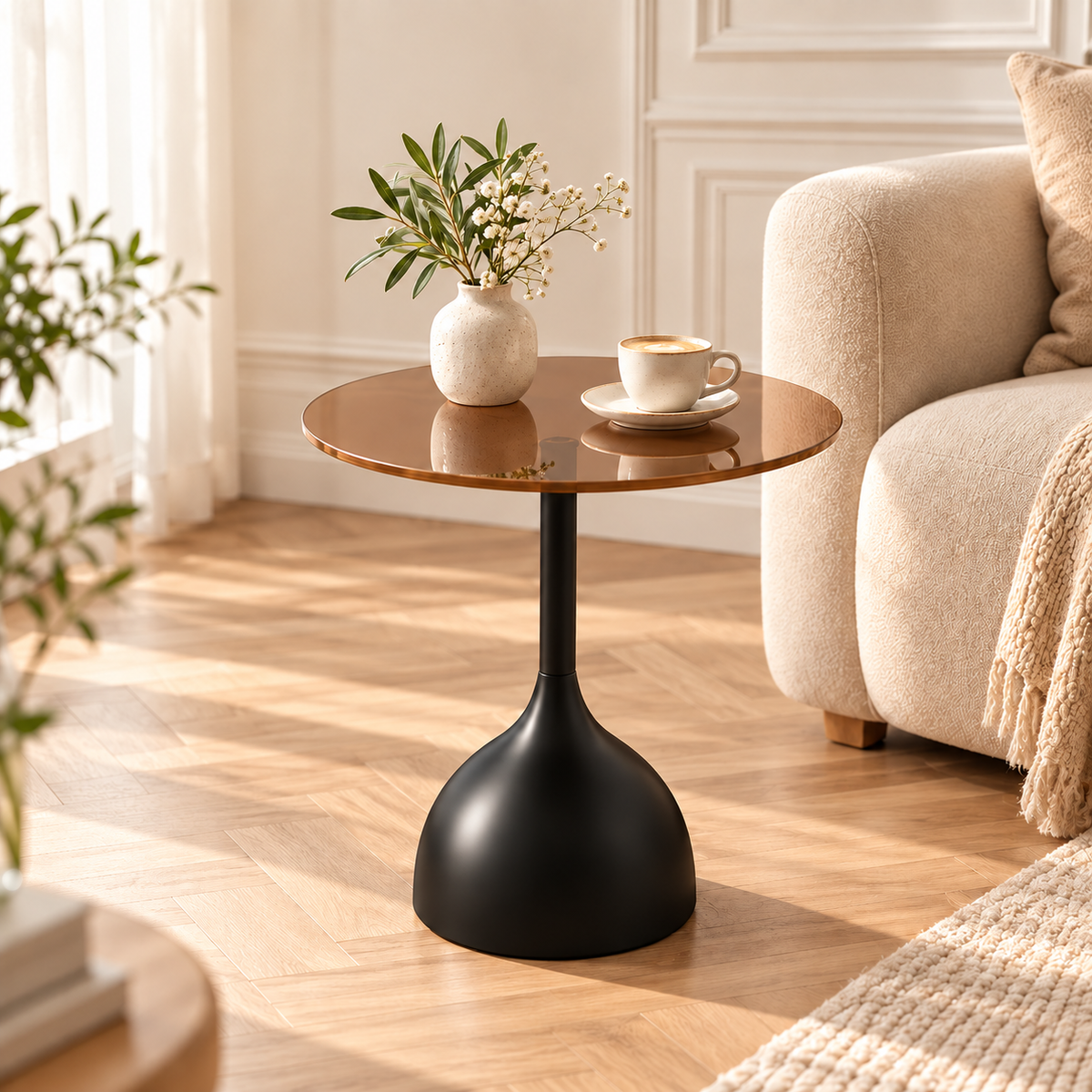 Table d’appoint design noire avec plateau en verre ambré dans un salon lumineux