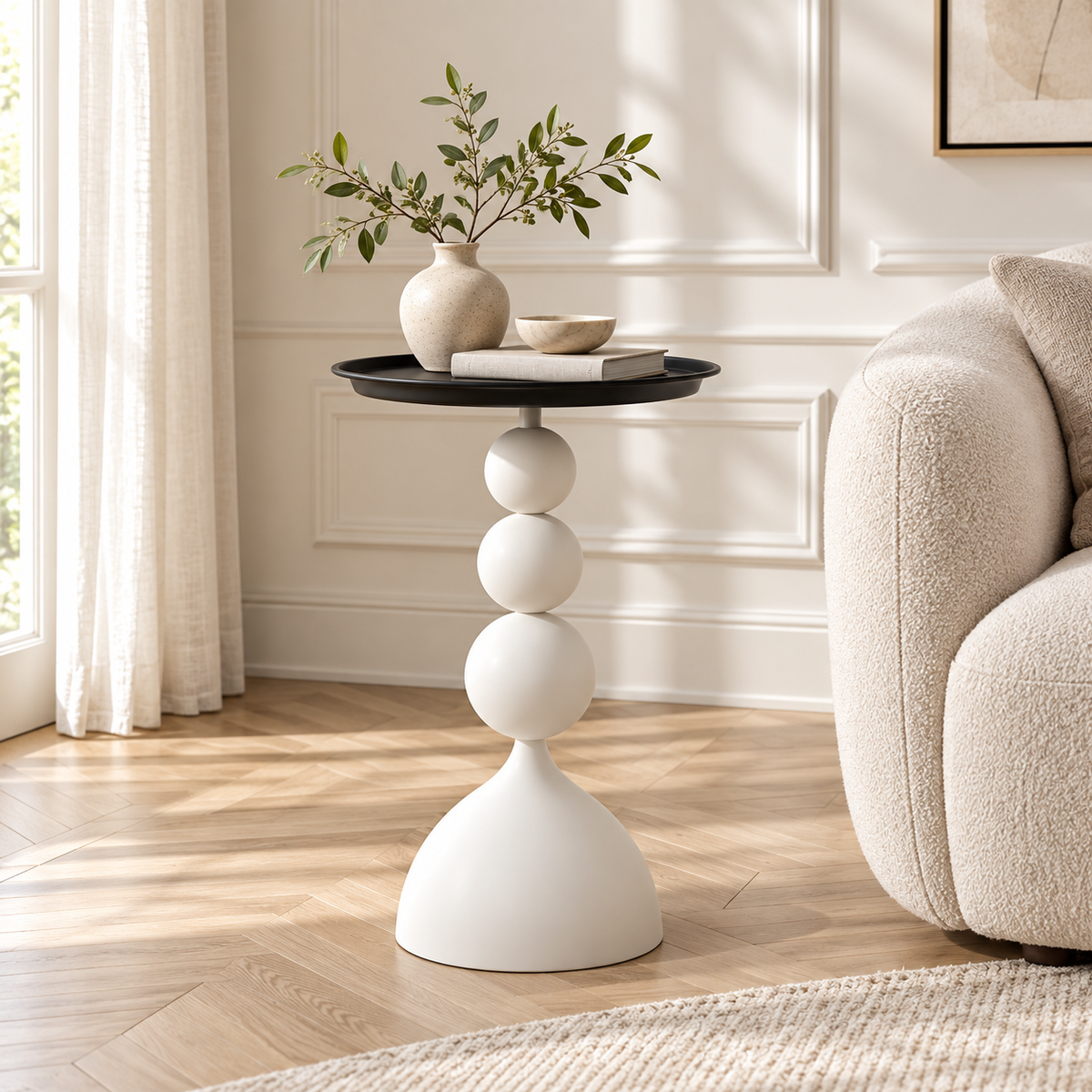 Table d’appoint haute blanche avec plateau noir dans un salon moderne et lumineux