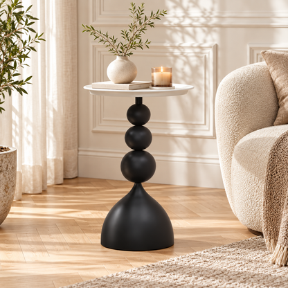Table d’appoint haute noire avec plateau blanc dans un salon chaleureux et contemporain