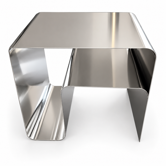 Table d’appoint en inox argenté sur fond blanc, avec structure pliée et tablette intérieure