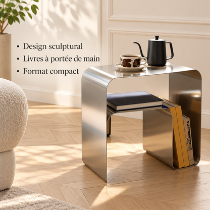 Table d’appoint en inox présentant trois avantages : design sculptural, livres à portée de main et format compact