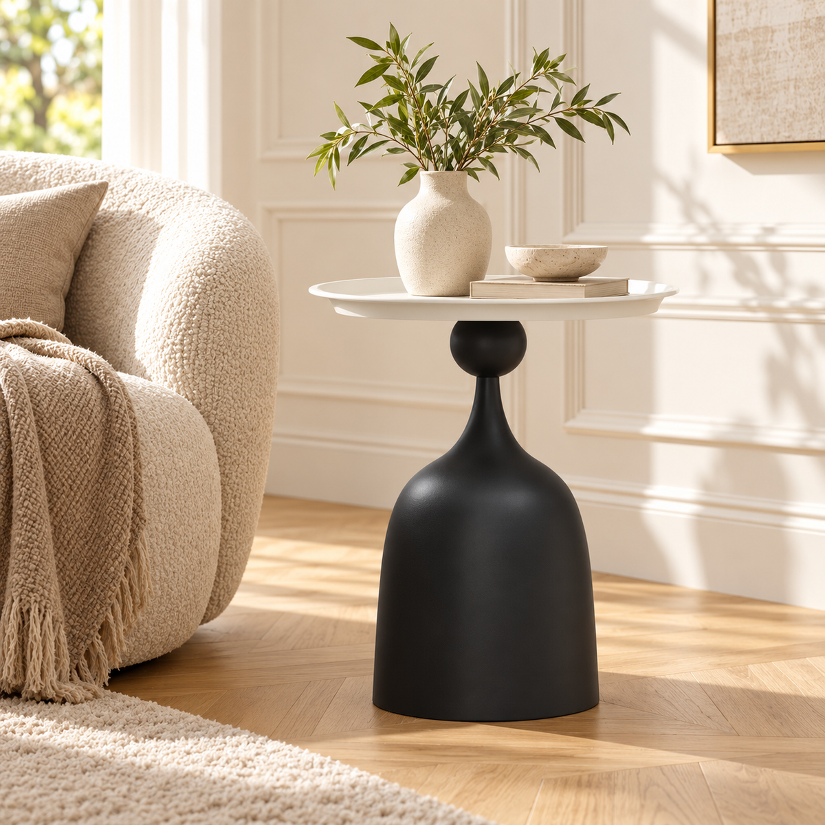 Table d’appoint noire avec plateau blanc dans un salon moderne et chaleureux