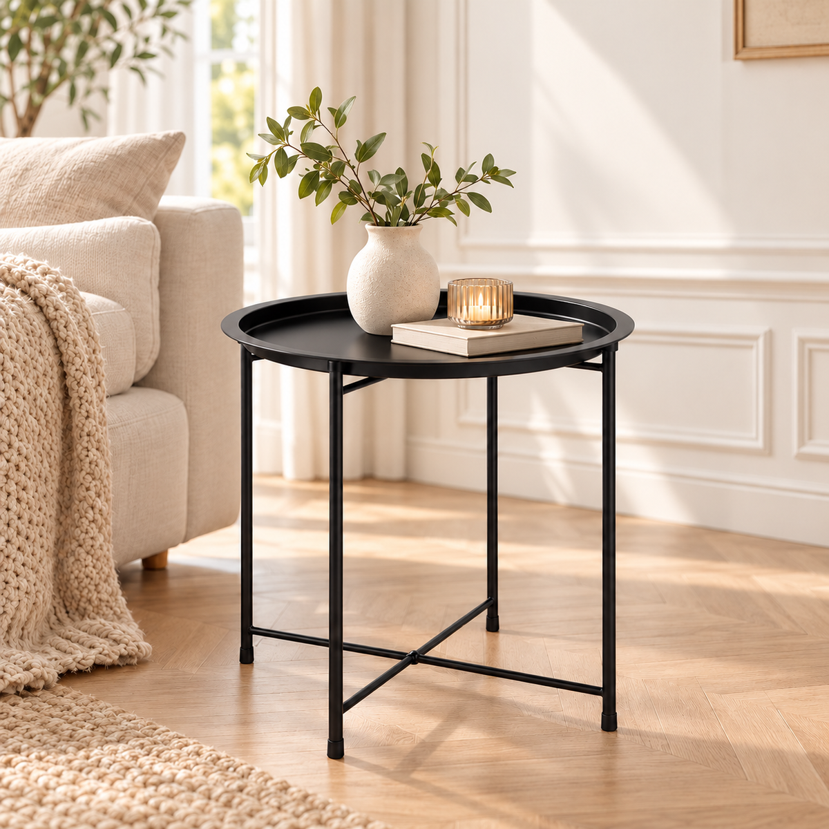 Table d’appoint ronde noire dans un salon moderne et chaleureux