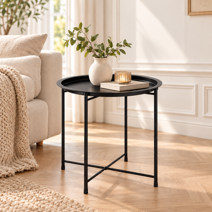 Table d’appoint ronde noire dans un salon moderne et chaleureux