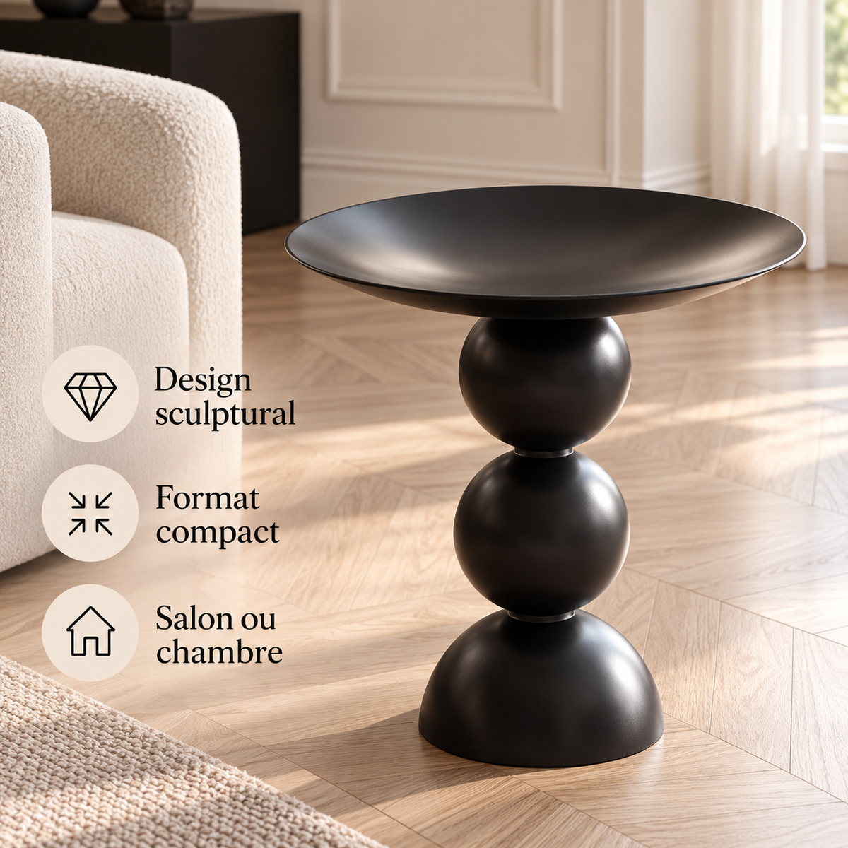 Table d’appoint noire dans un salon avec trois points forts : design sculptural, format compact et salon ou chambre