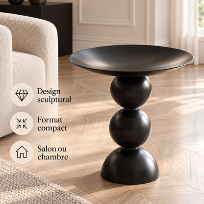 Table d’appoint noire dans un salon avec trois points forts : design sculptural, format compact et salon ou chambre