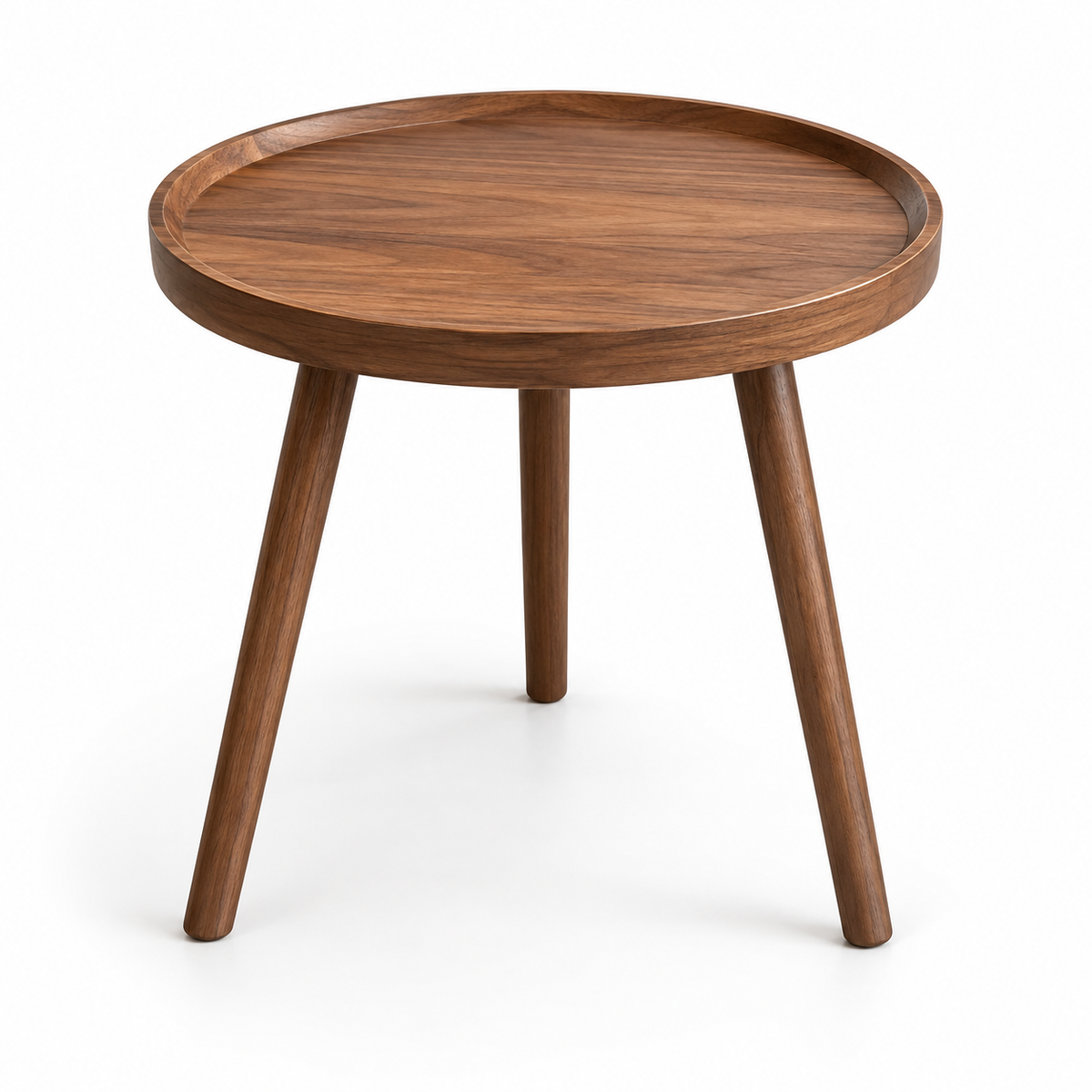 Table d’appoint ronde en bois brun avec plateau à rebord et trois pieds inclinés sur fond blanc