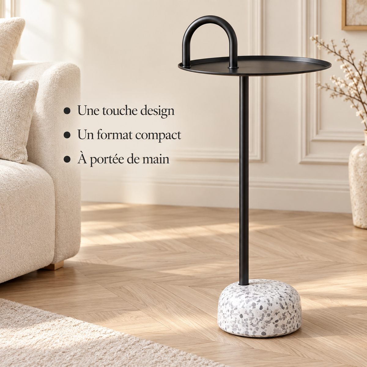 Table d’appoint noire présentée avec trois atouts : une touche design, un format compact et à portée de main