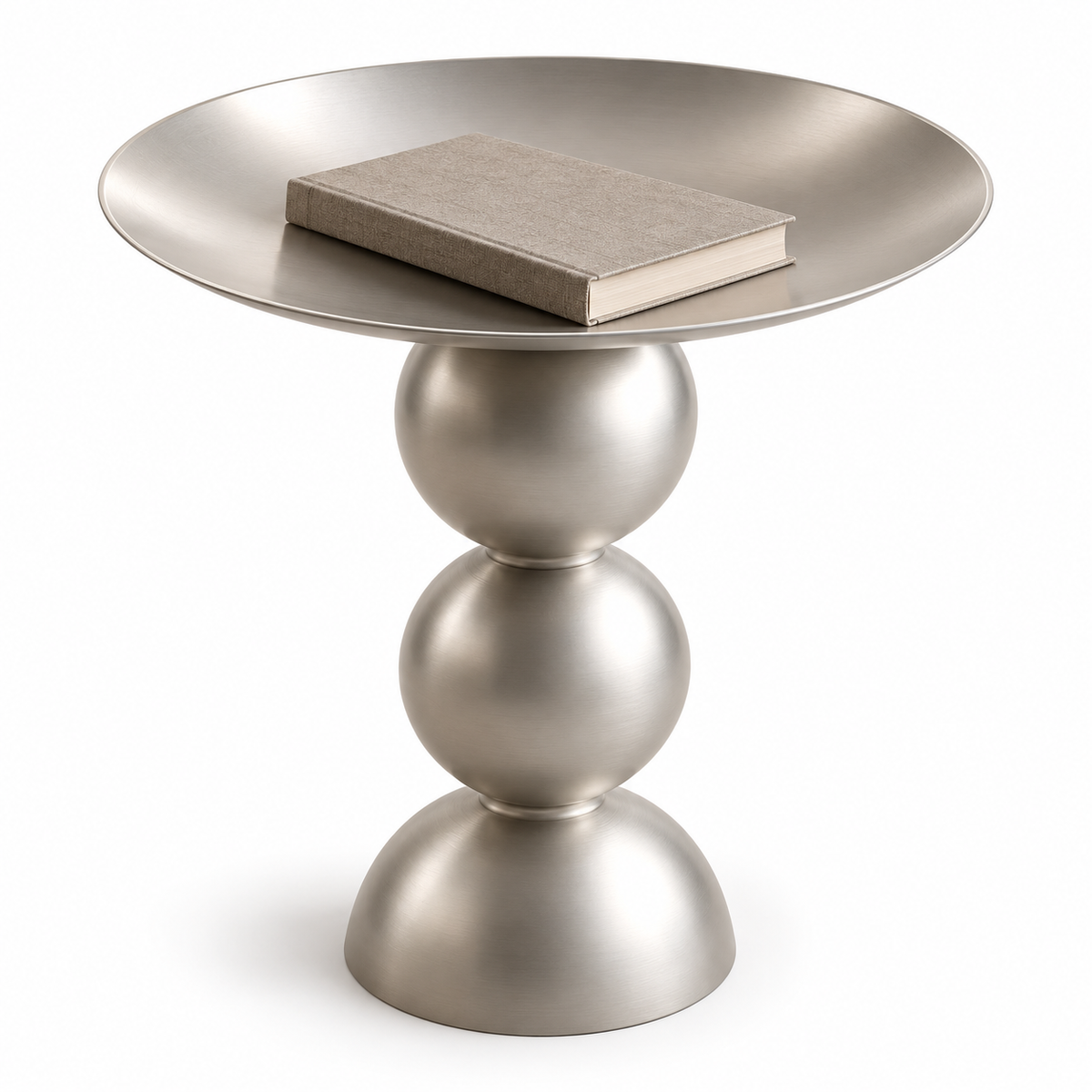 Table d’appoint argentée avec plateau légèrement creusé et livre posé dessus sur fond blanc