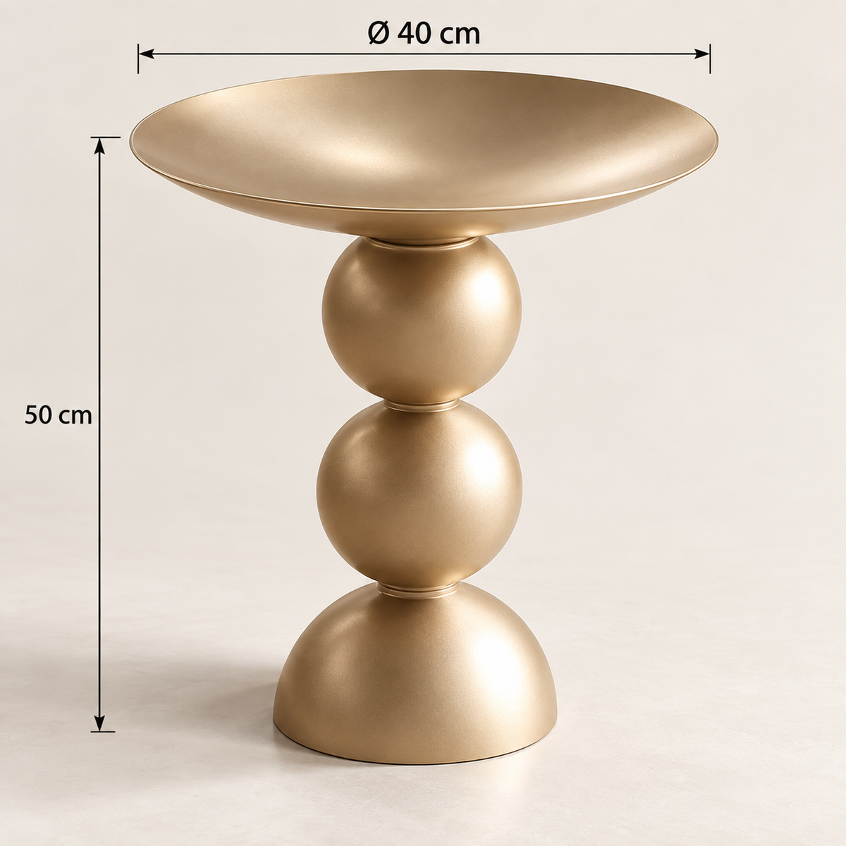 Dimensions de la table d’appoint dorée : hauteur de 50 cm et plateau en cuvette de 40 cm de diamètre