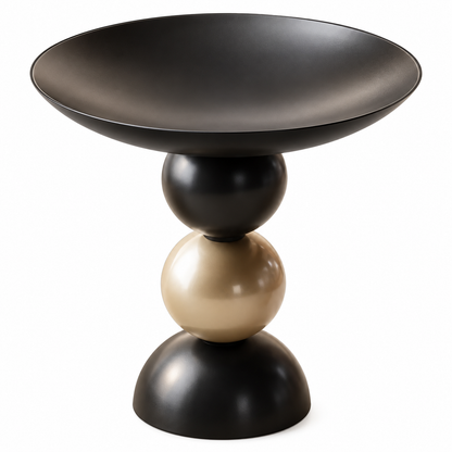 Table d’appoint noire et dorée avec plateau concave et pied sculptural sur fond blanc