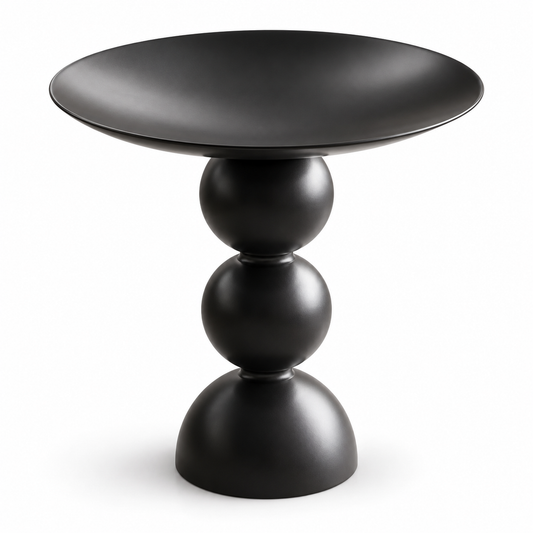 Table d’appoint noire avec pied sculptural arrondi et plateau en cuvette sur fond blanc