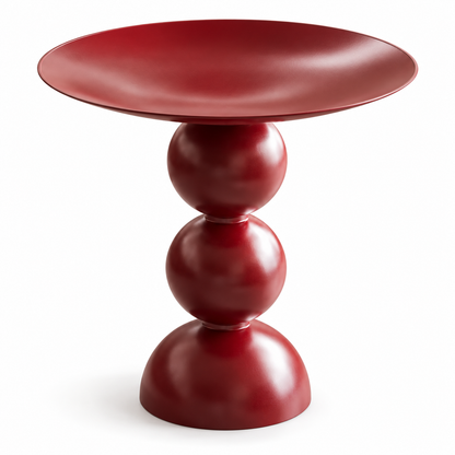 Table d’appoint rouge bordeaux avec pied sculptural arrondi et plateau en cuvette sur fond blanc