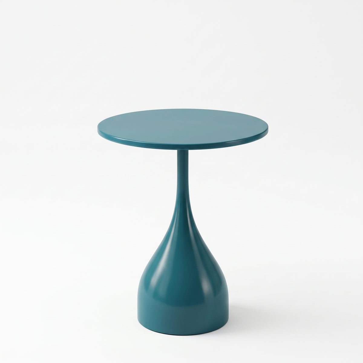 Une photo studio professionnelle carrée de la table d'appoint tulip-base de style nordique, de couleur bleu pétrole brillant, isolée sur un fond blanc pur