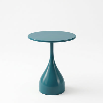 Une photo studio professionnelle carrée de la table d'appoint tulip-base de style nordique, de couleur bleu pétrole brillant, isolée sur un fond blanc pur