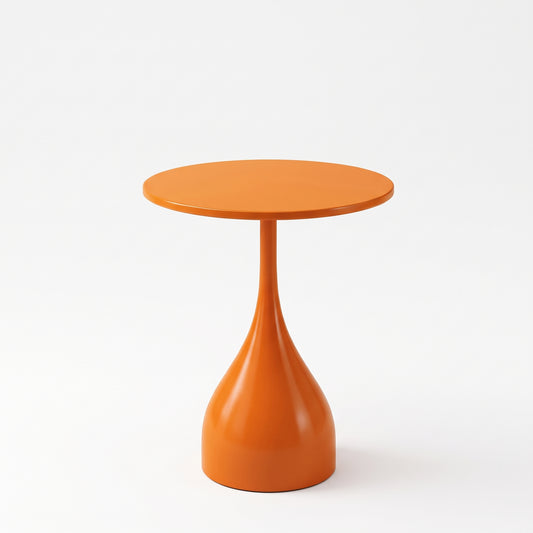 Une photo studio professionnelle carrée de la table d'appoint tulip-base de style nordique, de couleur orange brillant, isolée sur un fond blanc pur.