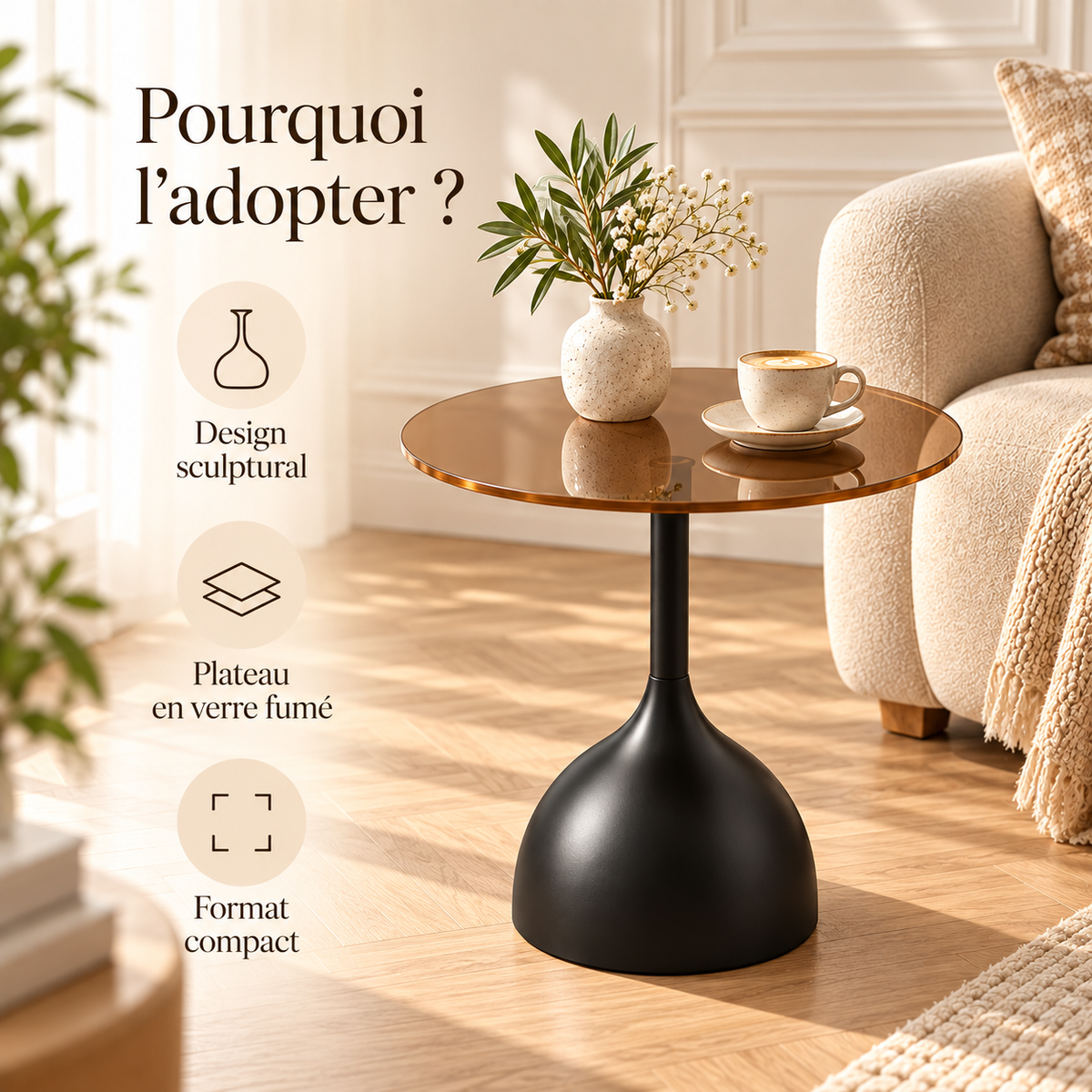 Table d’appoint au design sculptural avec plateau en verre fumé et format compact