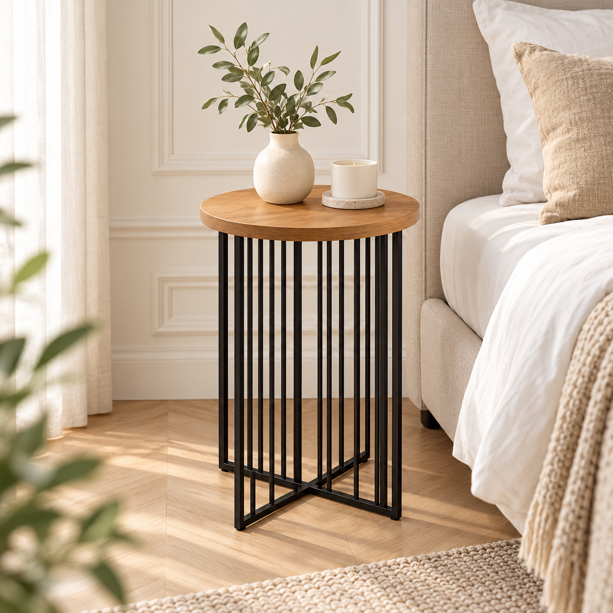 Table de chevet ronde industrielle avec plateau effet bois et structure en métal noir dans une chambre